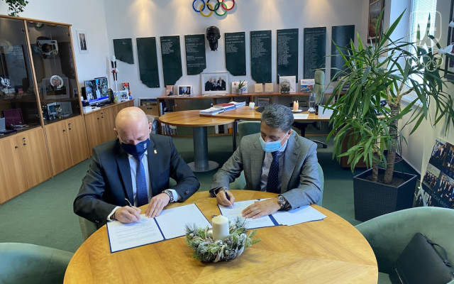 Prezident SOŠV Anton Siekel a predseda správnej rady Vysokej školy Danubius Džalal Gasymov pri podpise Memoranda. 