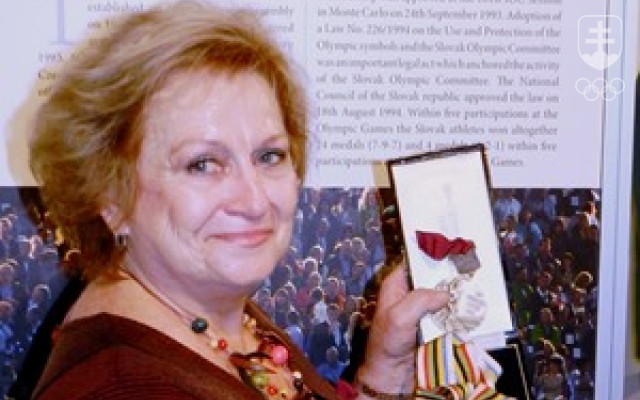 Věra Čáslavská so svojimi zlatými medailami z Tokia 1964 (dole) i z Mexico City 1968, ktoré venovala v piatok Slovensku. FOTO: ĽUBOMÍR SOUČEK