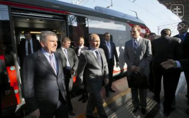 Prezident MOV Thomas Bach a prezident Ruska Vladimír Putin pri otváraní železničného terminálu v sočskej mestskej časti Adler. FOTO: TASR/AP