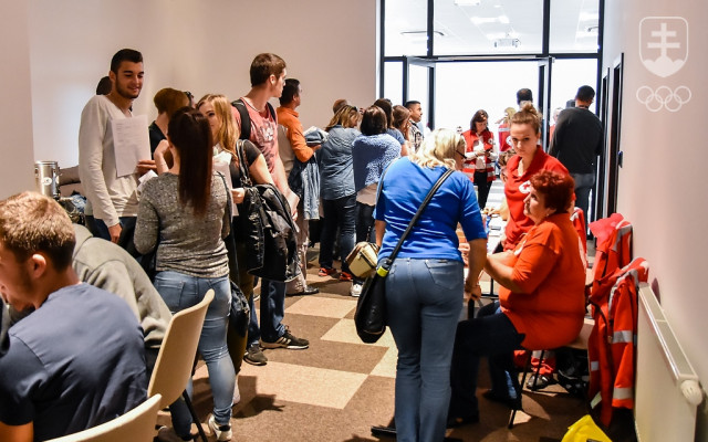 Záujem o darovanie krvi bol v Šamoríne naozaj veľký a už od rána sa vytvoril rad. FOTO: JÁN SÚKUP