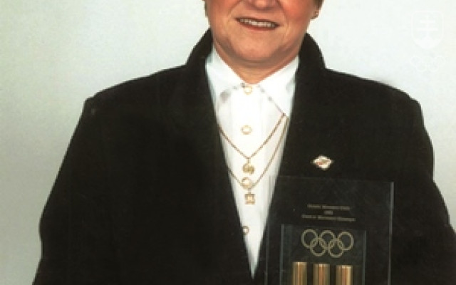 Mária Mračnová s výročnou trofejou MOV za rok 1995 s názvom Jednota olympijského hnutia. FOTO: PETER POSPÍŠIL