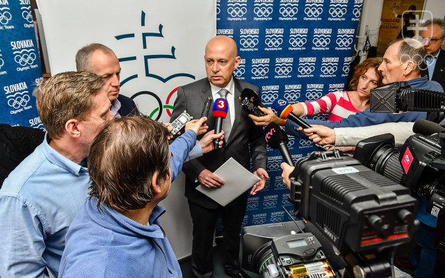 Prezident SOV Anton Siekel v paľbe novinárskych otázok na stredajšej tlačovej besede v sídle SOV. FOTO: JÁN SÚKUP