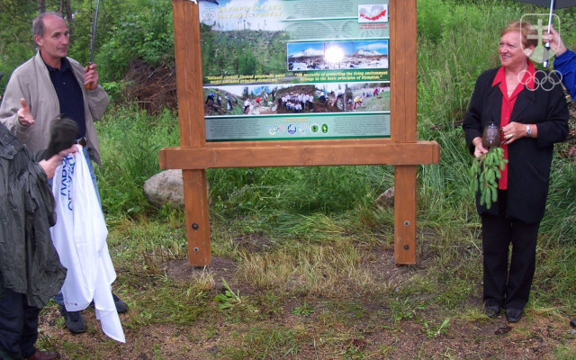 Aj takto si budeme pamätať Juraja Bobulu - pri predstavovaní Olympijského lesa v Tatranskej Lesnej účastníkom akcií SOV. Vpravo čestná členka SOV Mária Mračnová. FOTO: ĽUBOMÍR SOUČEK