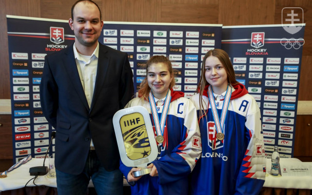 Zľava tréner Peter Kúdelka, kapitánka Sofia Vysokajová a útočníčka Júlia Matejková. FOTO: Andrej Galica