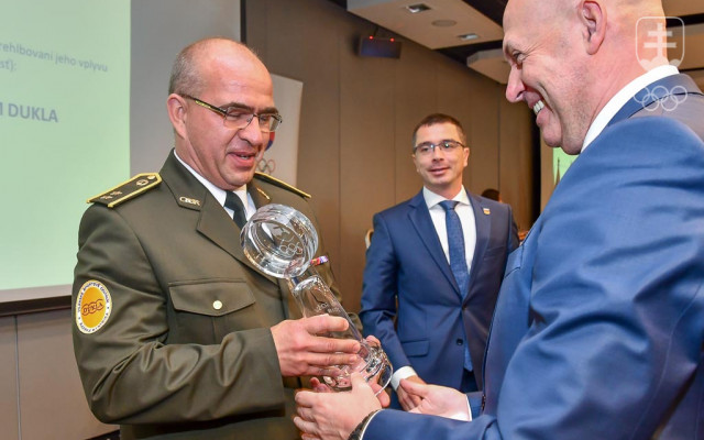 Trofej SOŠV získalo Vojenské športové centrum Dukla Banská Bystrica., Z rúk prezidenta SOŠV Antona Siekela ocenenia prevzal jeho veliteľ Roman Benčík.