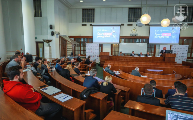 Pohľad na auditória Maximum Právnickej fakulty UK v Bratislave, kde prebiehal workshop Šport medzi paragrafmi.