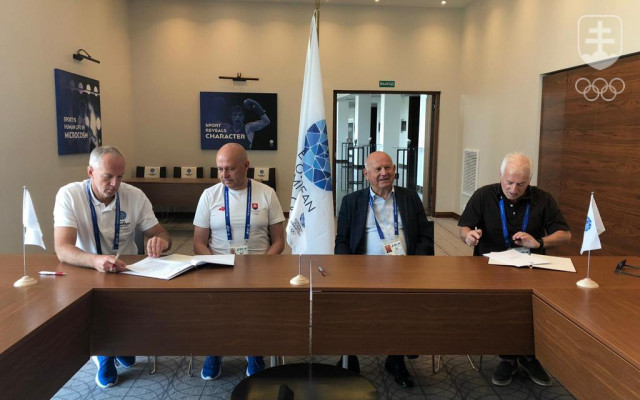 Pri podpise zmluvy medzi SOŠV a EOV zľava Jozef Liba, Anton Siekel, Janez Kocijančič a Raffaele Pagnozzi.