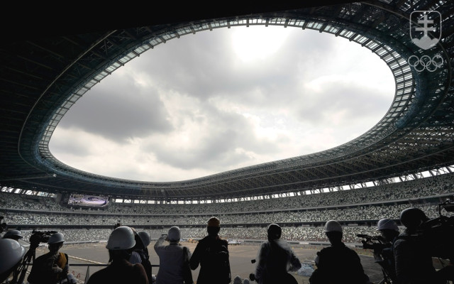 Novo budovaný Olympijský štadión v Tokiu nedávno premiérovo ukázali novinárom. Práce na ňom však stále pokračujú.