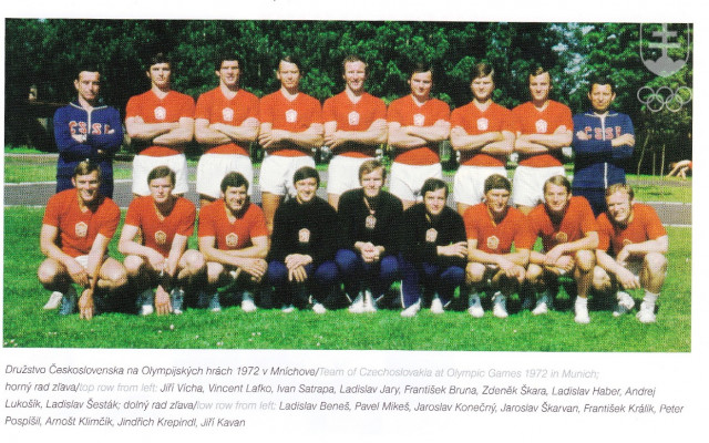 Strieborný tím hádzanárov ČSSR z OH 1972 v Mníchove. Dnešný jubilant Ladislav Šesták v druhom rade celkom vpravo.