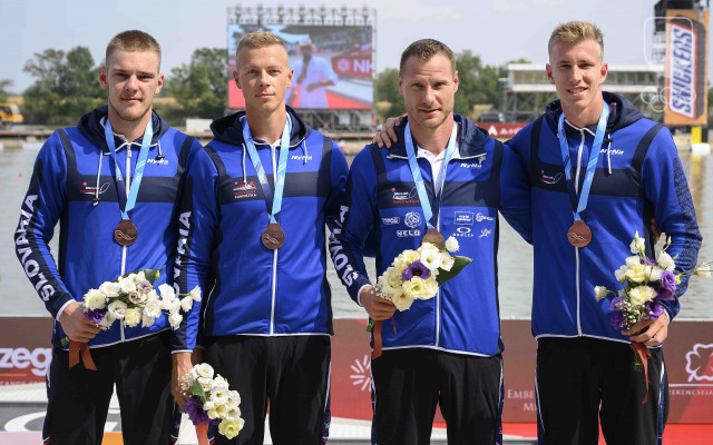 Na snímke bronzoví slovenskí reprezentanti sprava Samuel Baláž, Erik Vlček, Csaba Zalka a Adam Botek po vyhlásení víťazov K4 na 500 m na MS v rýchlostnej kanoistike v Szegede. 