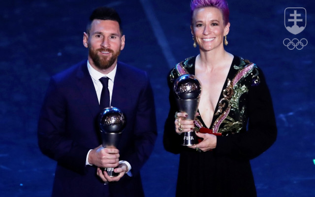 Američanka Megan Rapinoeová v spoločnosti Argentínčana Lionela Messiho. Obaja sa tešili z titulu najlepšej futbalistky, resp. futbalistu roka na svete podľa FIFA.