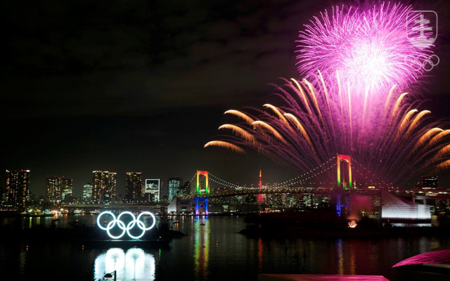 Šesť mesiacov pred otvorením OH vztýčili v Tokijskom zálive nad vodou obrovské olympijské kruhy.