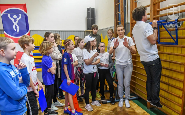 Ambasádormi Olympijského odznaku všestrannosti sú olympijskí víťazi Michal Martikán (pri predvádzaní vzorového zhybu) a Anastasia Kuzminová, ktoré deti na snímke upozorňuje na Michalov vyrovnaný chrbát.