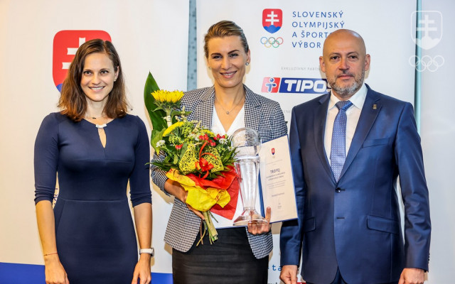 Držiteľka Trofeje SOŠV za rok 2019 Anastasia Kuzminová v spoločnosti členky MOV Danky Bartekovej a prezidenta SOŠV Antona Siekela.