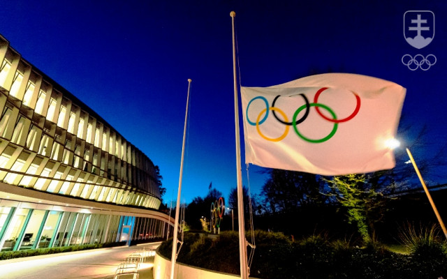 Olympijská vlajka pred sídlom Medzinárodného olympijského výboru v Lausanne.