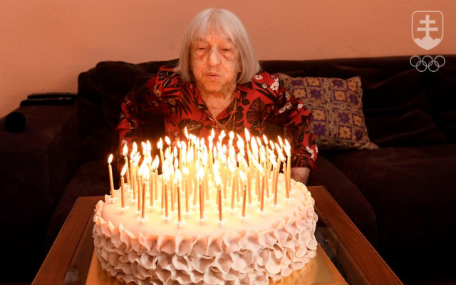 Najstaršia žijúca olympijská víťazka na svete Ágnes Keleteiová mala na torte sto sviečok.
