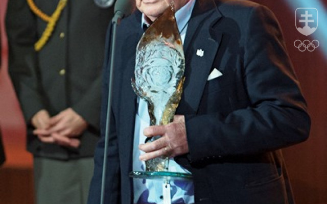 Karol Divín na fotografii z decembra 2015 s trofejou, určenou pre slovenskú Športovú legendu.