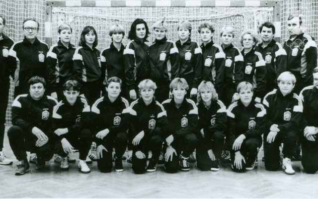 Strieborné družstvo hádzanárok ČSSR z majstrovstiev sveta 1986 v Holandsku. Jana Kuťková v prvom rade druhá zľava.