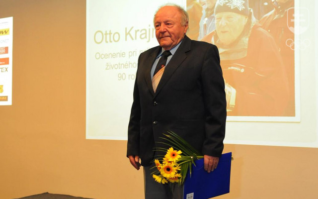 Otto Krajňák pri lyžiarskom oceňovaní pri príležitosti 90. narodenín.