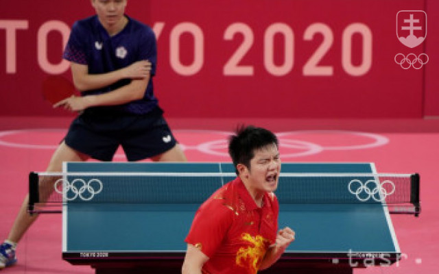 Do finále stolnotenisovej dvojhry mužov po drámach Číňania