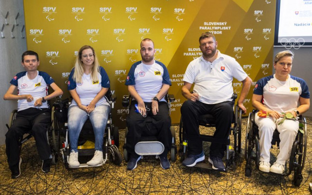 Slovenskí reprezentanti po návrate z tohtoročných paralympijských hier v Tokiu: zľava zlatí medajlisti v boccii v súťaži jednotlivcov BC4  Martin Strehársky, Michaela Balcová a Samuel Andrejčík, bronzový medailista v paraatletike v hode kuželkou Marián Kuřeja a zlatá medailistka v parastreľbe Veronika Vadovičová.