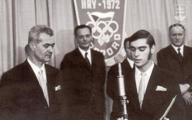 Krasokorčuliar Ondrej Nepela skladal sľub československej výpravy pred ZOH 1972 v Sappore (vedľa neho vedúci výpravy a neskorší predseda SOV Vladimír Černušák) a potom si vybojoval historickú zlatú medailu.