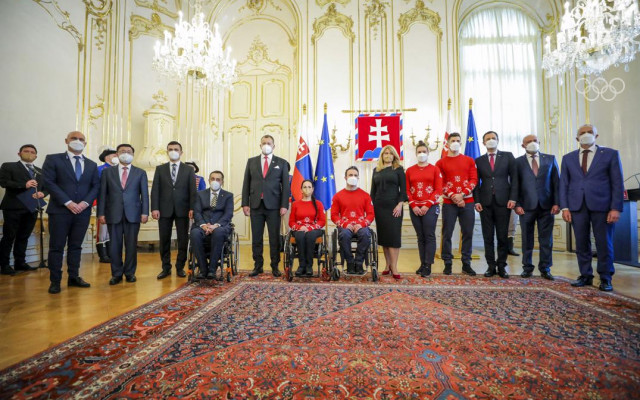 Spoločná fotografia kľúčových aktérov sľubu slovenskej olympijskej a paralympijskej výpravy pre hry v Pekingu do rúk prezidentka SR Zuzany Čaputovej.