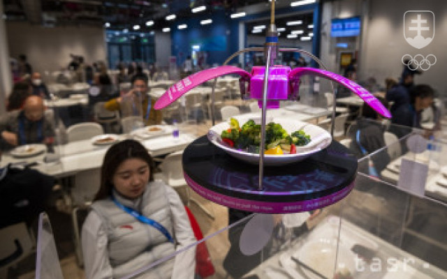 FOTO: Hviezdami ZOH2022 sú roboty, ktoré znesú jedlo zo stropu