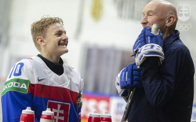 Hráč HK Nitra Adam Sýkora v rozhovore s reprezentačným trénerom Craigom Ramsaym.