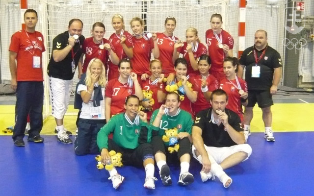 V minulosti mohlo Slovensko na letnom EYOF postaviť v troch kolektívnych športoch dohromady len jeden chlapčenský alebo jeden dievčenský tím, ale v Banskej Bystrici vzhľadom na domáce prostredie môžeme obsadiť chlapčenské aj dievčenské turnaje v basketbale, hádzanej i vo volejbale. Zatiaľ poslednú tímovú medailu získala slovenská výprava na lentom EYOF 2009 v Tampere zásluhou družstva hádzanárok - na snímke.