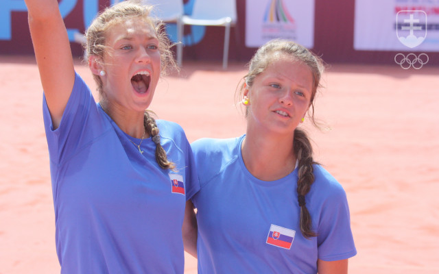Viktória Kužmová (vpravo, v spoločnosti Terezy Mihalíkovej, s ktorou v Utrechte 2013 vyhrala štvorhru) je zatiaľ jediná slovenská športovkyňa, ktorá si na letnom EYOF vybojovala dve zlaté medaily.