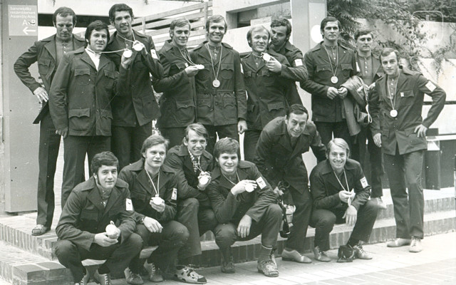 Strieborný tím hádzanárov ČSSR z OH 1972 v Mníchove s medailami v olympijskej dedine. Z tria Slovákov Peter Pospísil v dolnom rade prvý zľava, v hornom rade Andrej Lukošík celkom vpravo a Vincent Lafko tretí sprava.