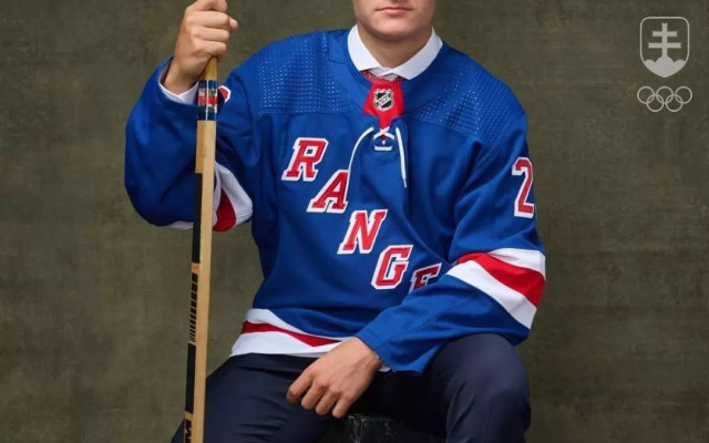 Adam Sýkora počas leta hrdo pózoval v drese New Yorku Rangers. 