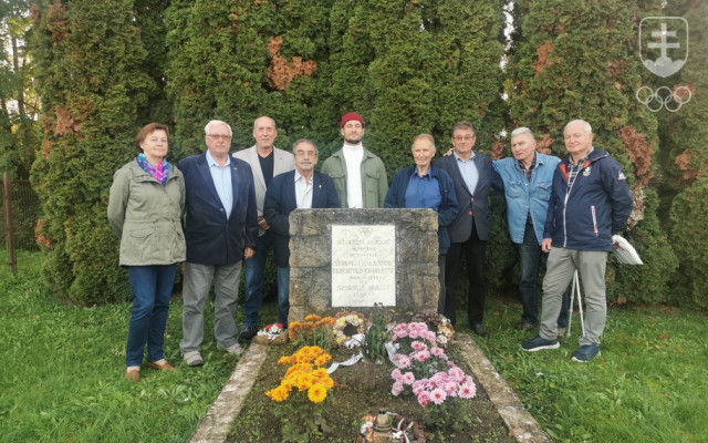 Účastníci zasadnutia výkonného výboru ZOK SR pri hrobe prvého olympionika zo Slovenska Alojza Sokola v Bernecebaráti.