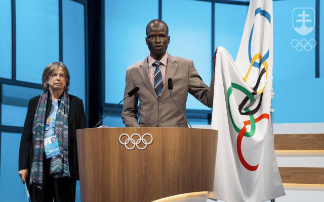 Yiech Pur Biel pri skladaní prísahy člena Medzinárodného olympijského výboru. Jeho členom sa stal ako prvý človek so štatútom utečenca.