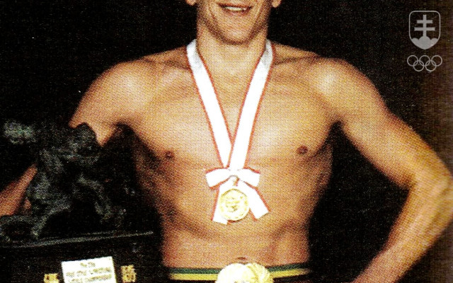 Jozef Lohyňa s medailou, opaskom a trofejou pre majstra sveta v roku 1990.