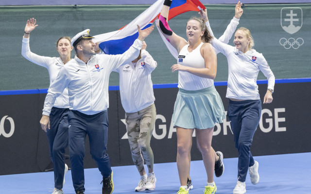 Slovenské reprezentantky v tenise a nehrajúci kapitán Matej Lipták oslavujú víťazstvo 3:1 v baráži o udržanie sa v 1. svetovej skupine Pohára Billie-Jean Kingovej nad Argentínou.