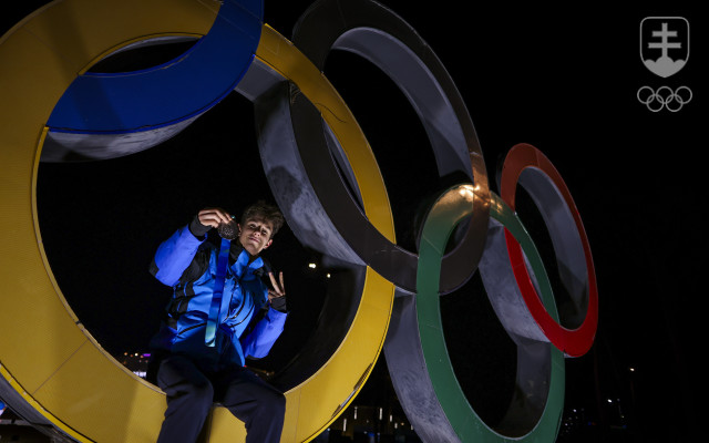 Adam Hagara so striebornou medailou v Olympijskom parku v Kangnungu.