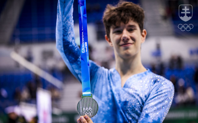Adam Hagara so striebornou medailou zo ZOH mládeže 2024.