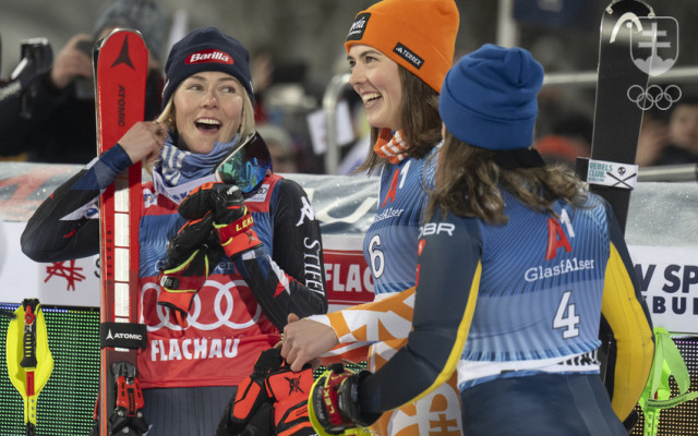 Tri najlepšie z nočého slalomu vo Flachau - zľava Mikaela Shiffrinová, Petra Vlhová a Sara Hectorová.