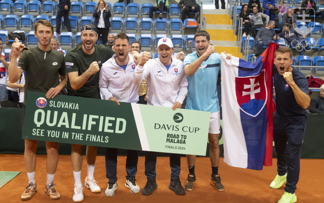 Zľava Lukáš Klein, Igor Zelenay, Norbert Gombos, Jozef Kovalík, Lukáš Pokorný a Alex Molčan sa radujú z postupu na finálový turnaj Davisovho pohára po výhre nad domácim Srbskom.