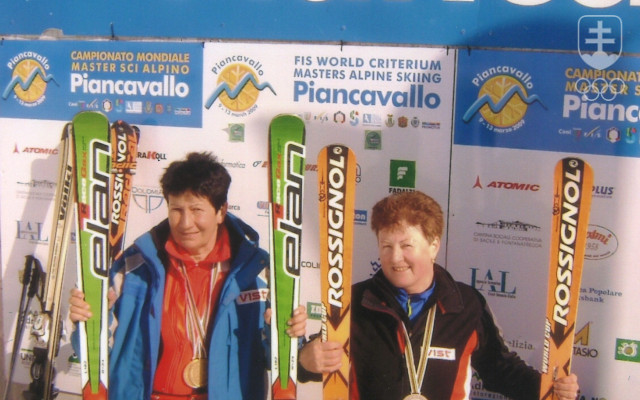 Na fotografii z Piancavalla po pretekoch Svetového pohára veteránov pred niekoľkými rokmi Anna Blahutová-Droppová a ďalšia úspešná slovenská pretekárka Zuzana Matušková-Papanová.