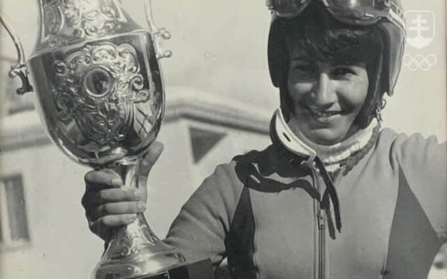 Anna Droppová za mladých pretekárskych čias s jednou z množstva trofejí.