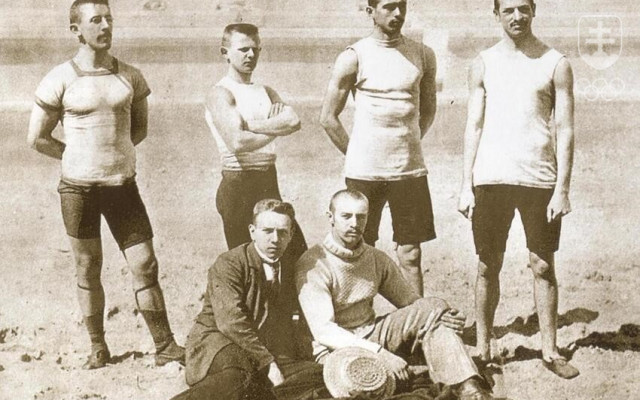 Atléti v uhorskej výprave na OH 1896 v Aténach. V hornom rade druhý sprava historicky prvý olympionik pochádzajúci zo Slovenska - rodák z Hronca Alojz Sokol (Alajos Szokolyi). V behu na 100 m skončil tretí.