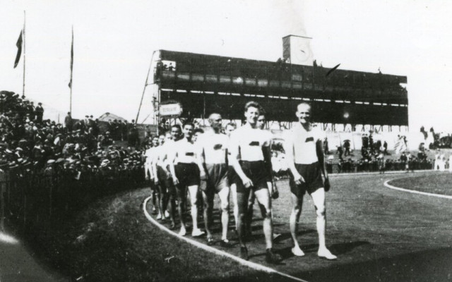 Nástup výpravy ČSR na otváracom ceremoniáli OH 1924 v Paríži. Na fotografii štvrtý sprava atlét Mór Koczán - jediný reprezentant bývalého Uhorska, ktorý na OH súťažil aj vo farbách ČSR.