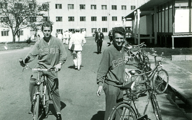 Dvaja slovenskí členovia strieborného futbalového tímu ČSR na OH 1964 v Tokiu Ľudovít Cvetler a Vojtech Masný na bicykloch v Olympijskej dedine.