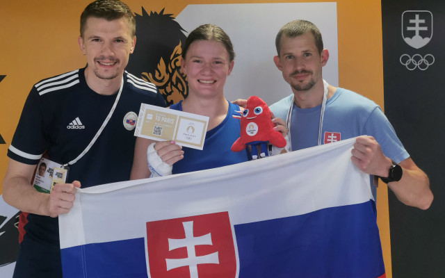 Jessica Triebeľová (na fotografii s reprezentačným trénerom Pavlom Hlavačkom a s osobným trénerom Antonom Čerednyčenkom) bude prvou slovenskou ženskou reprezentantkou v olympijskom ringu v histórii.