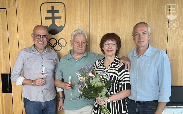 Iveta Lednická s gratulantmi z vedenia SOŠV (zľava) Antonom Siekelom, Františkom Chmelárom a Jozefom Libom.