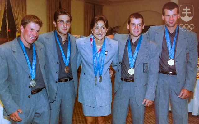 Všetci piati slovenskí medailisti z OH v Sydney na spoločnej fotografii. Zľava Michal Martikán, Juraj Minčík, Martina Moravcová, Pavol Hochschorner a Peter Hochschorner.