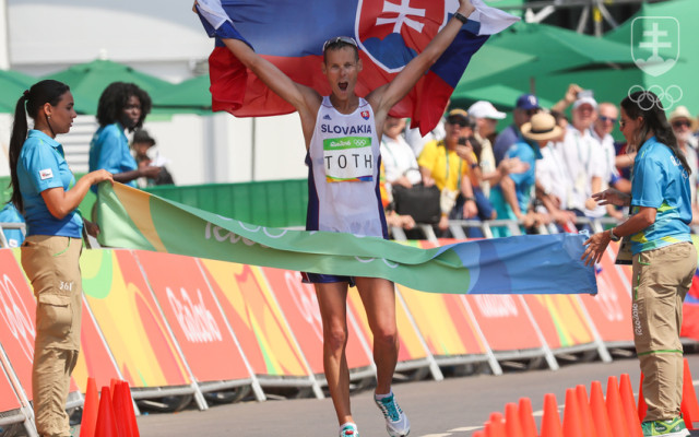 Matej Tóth si triumf v chodeckom maratóne vychutnal so slovenskou vlajkou v rukách.